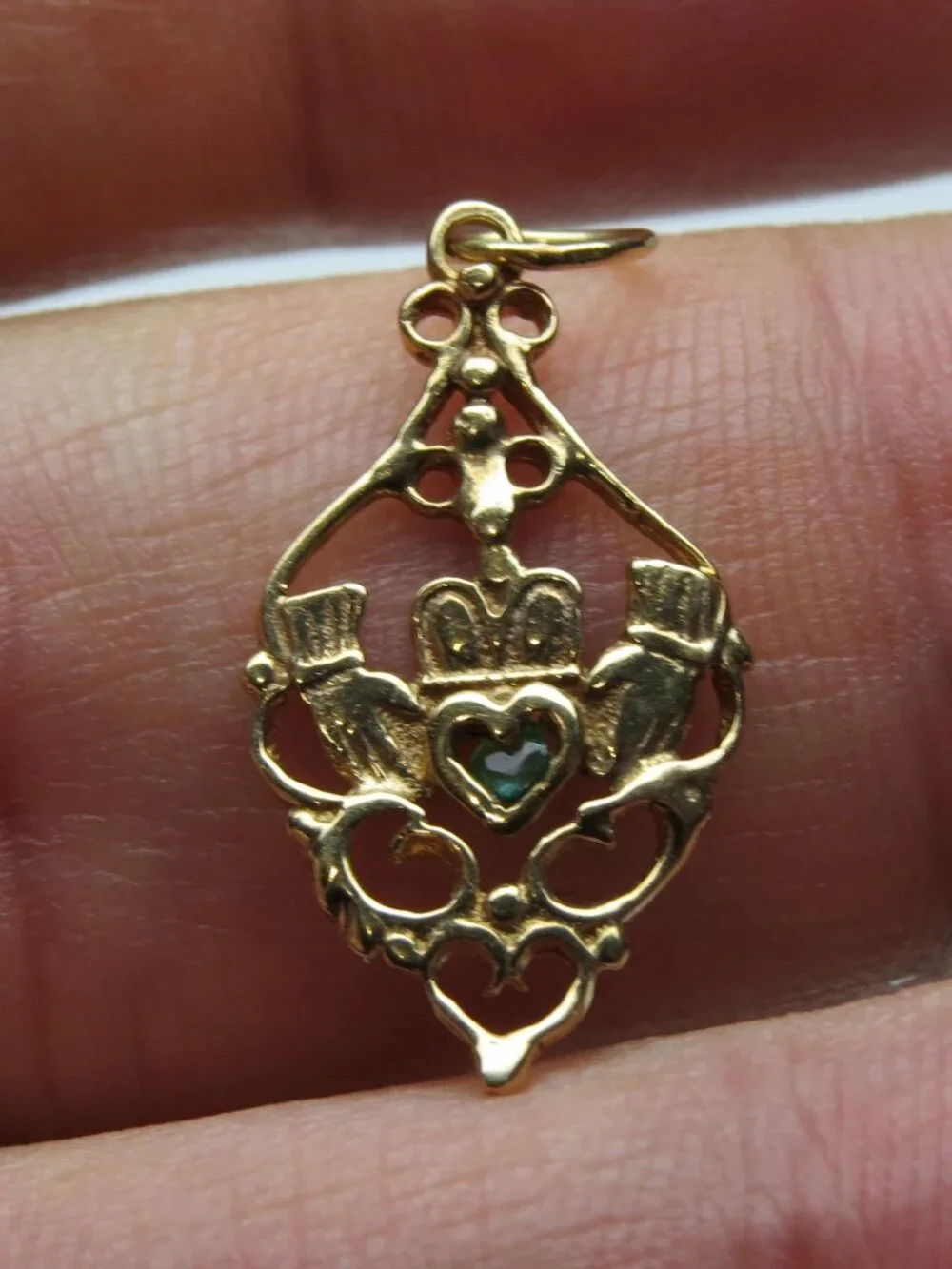 14k Emerald Irish hand Pendent